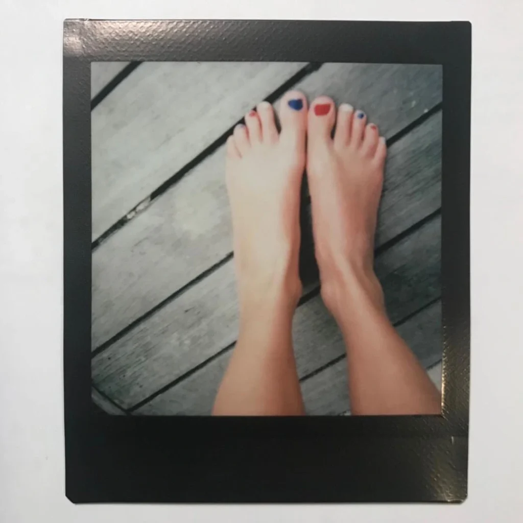 Taylor Swift Feet Pic In Red And Blue Nail Paint