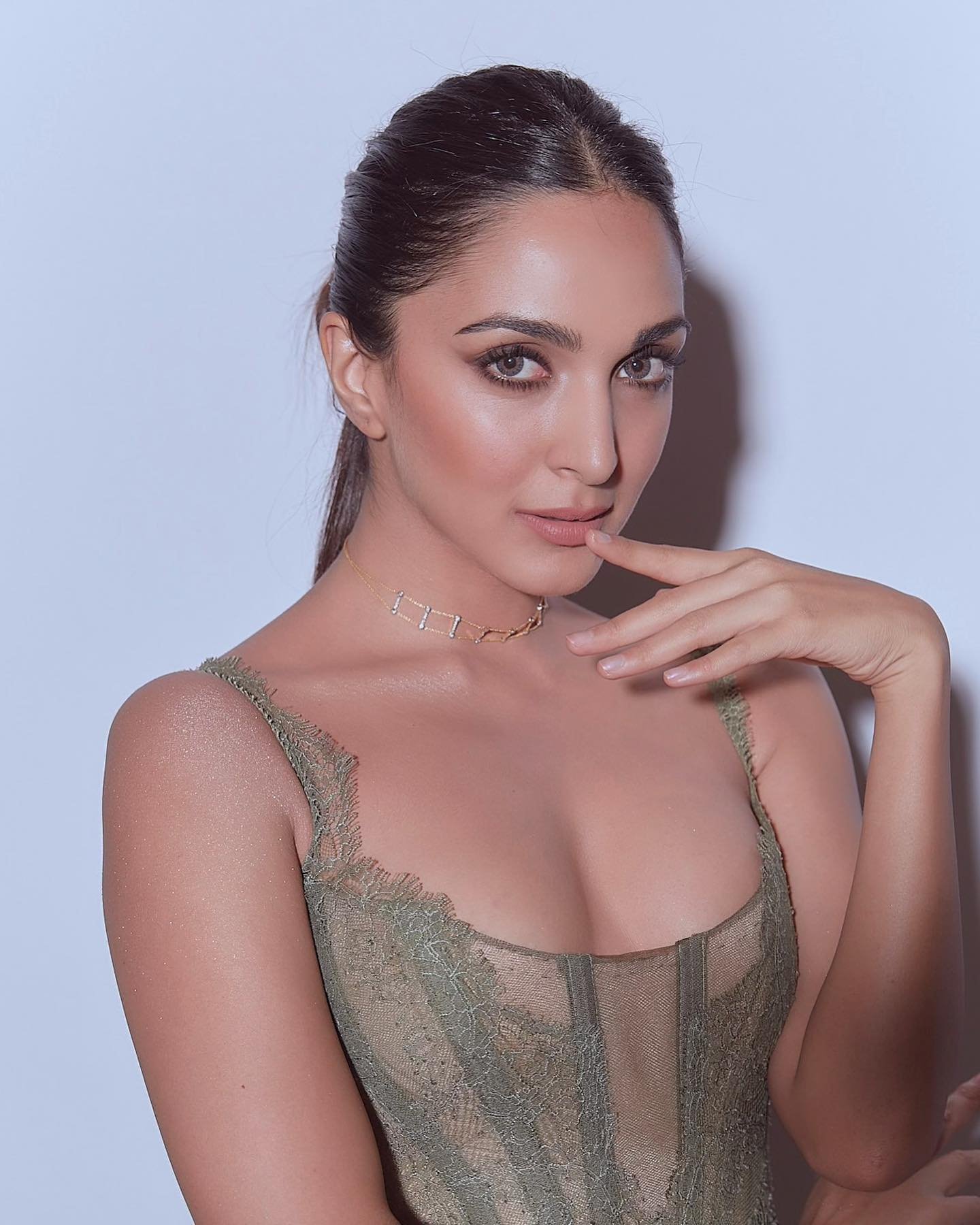 Kiara Advani Cleavage sexy dress pic