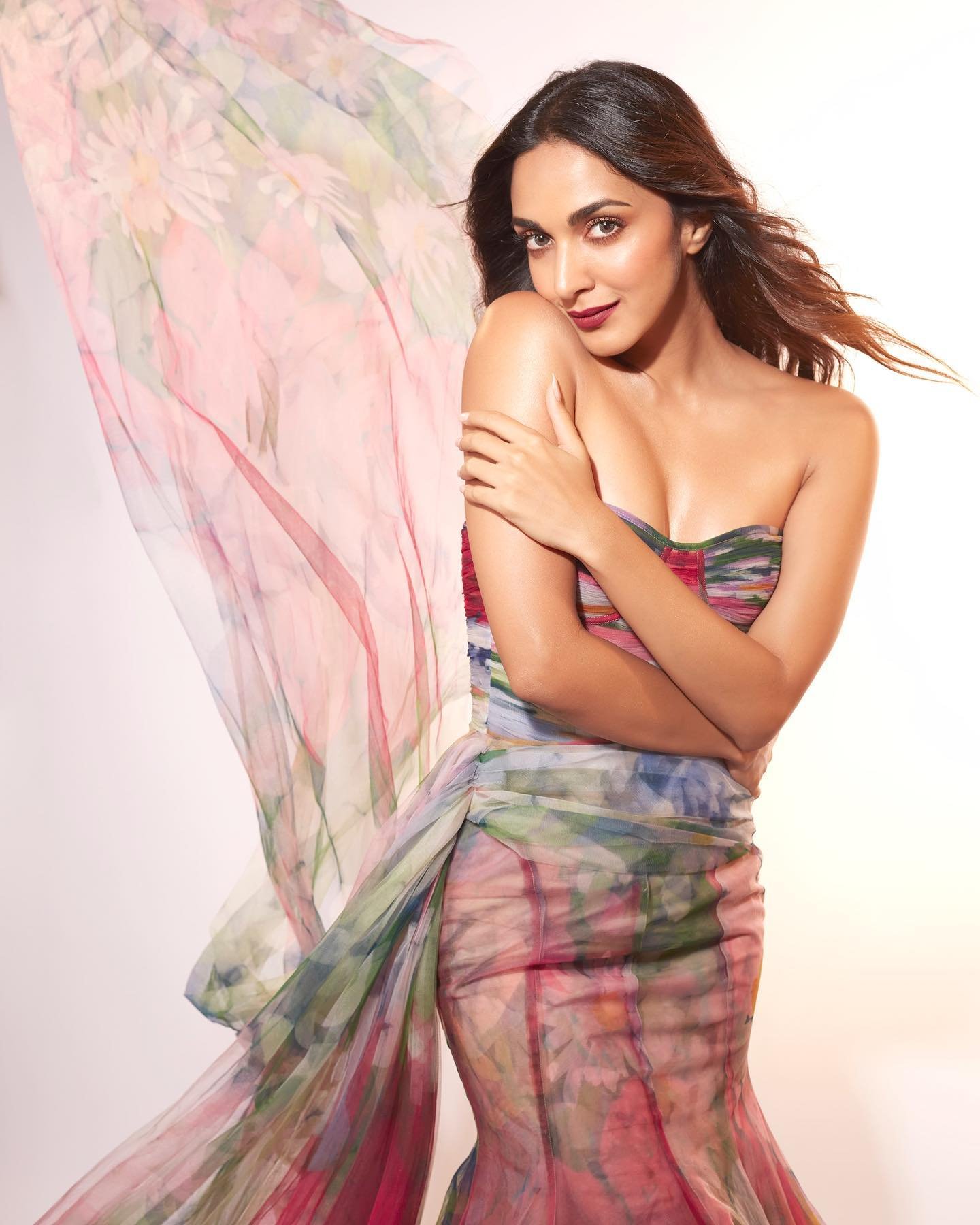 Kiara Advani hot Cleavage-baring dress photo in Western wear