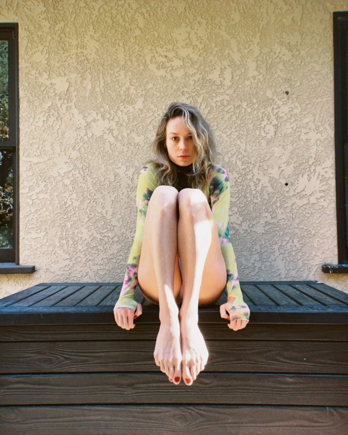 Brie Larson Feet Pic Being Seated On The Porch